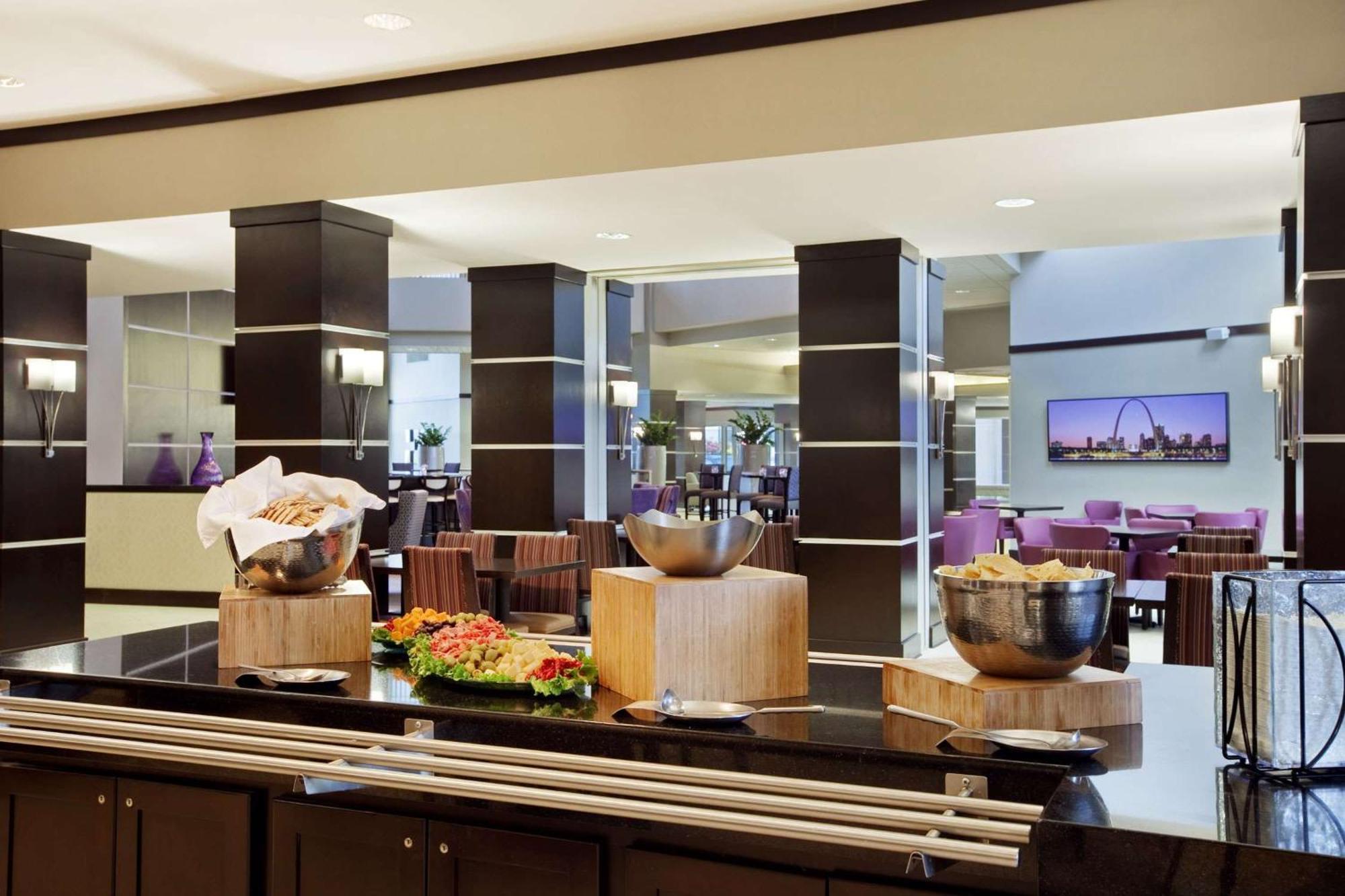 Embassy Suites By Hilton St Louis Airport Бриджтон Экстерьер фото
