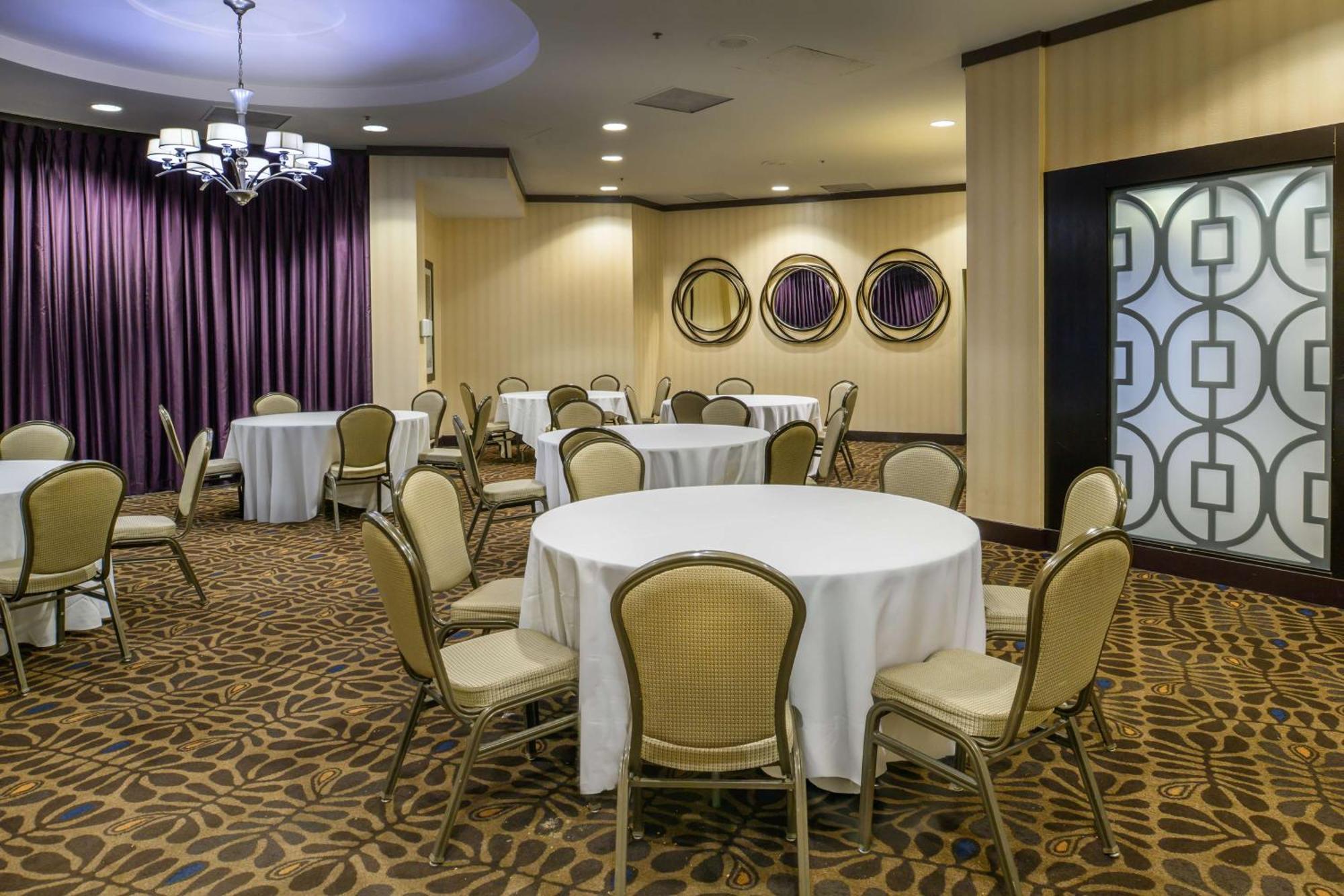 Embassy Suites By Hilton St Louis Airport Бриджтон Экстерьер фото