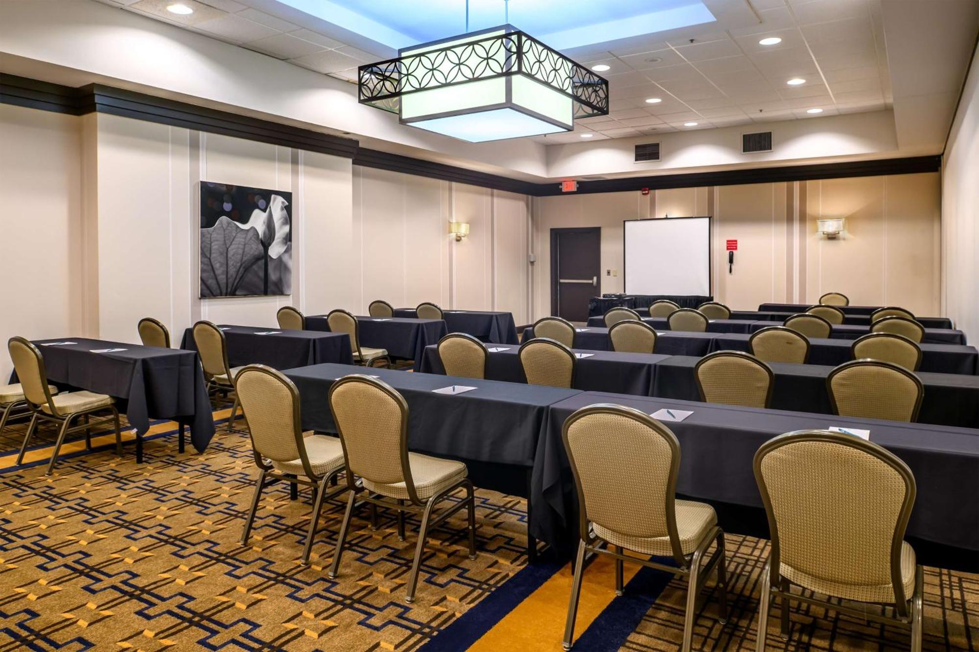 Embassy Suites By Hilton St Louis Airport Бриджтон Экстерьер фото
